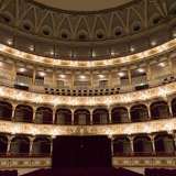 Tre file di palchi circondano la platea, poi pian piano vengono sostituiti dalle gradinate che arrivano fino al quinto ordine, per un totale di 1482 posti